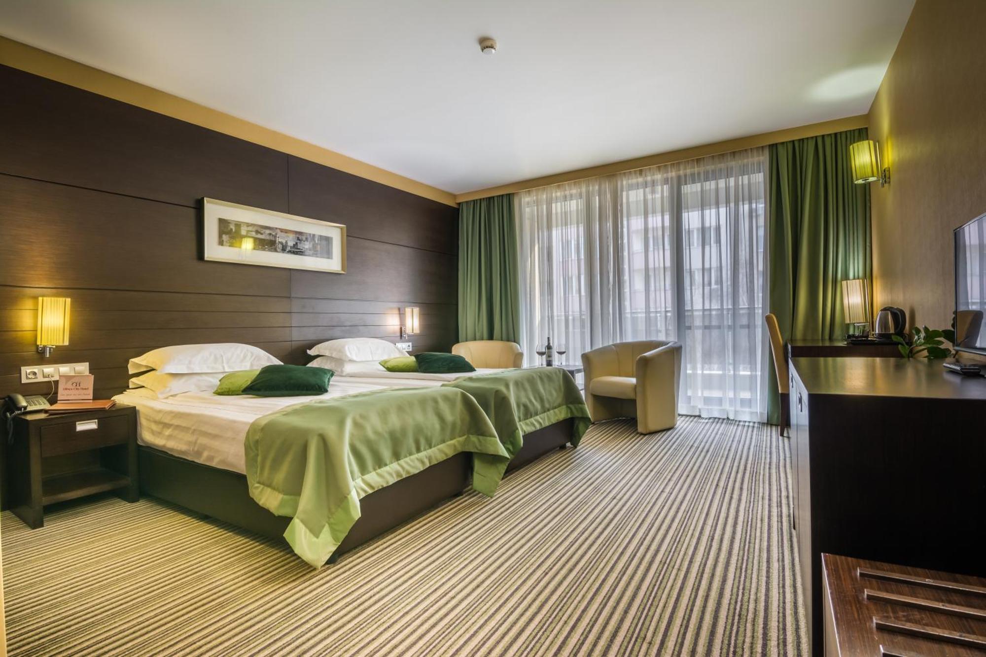 מלון Western Olives - Free Pool & Parking 4*