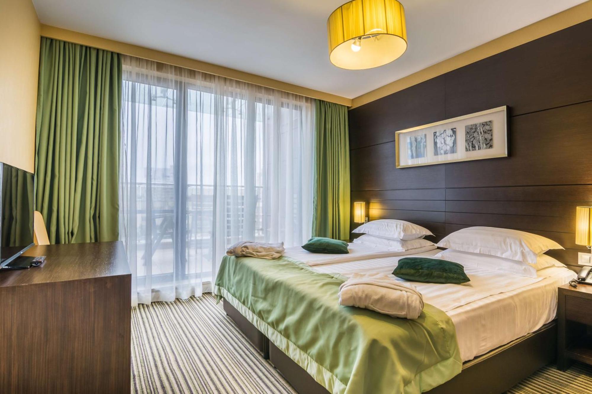 מלון Western Olives - Free Pool & Parking 4*