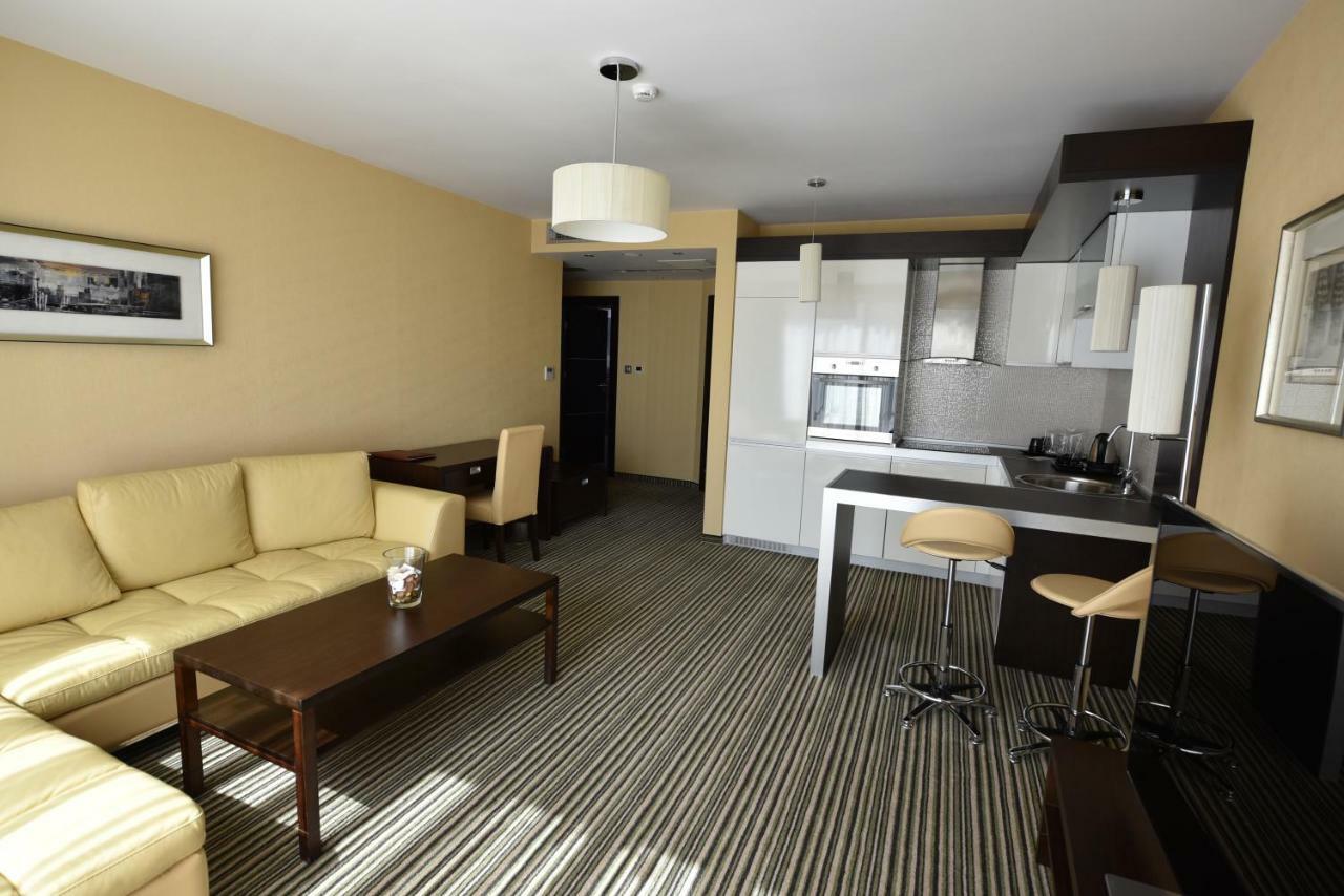 מלון Western Olives - Free Pool & Parking 4*