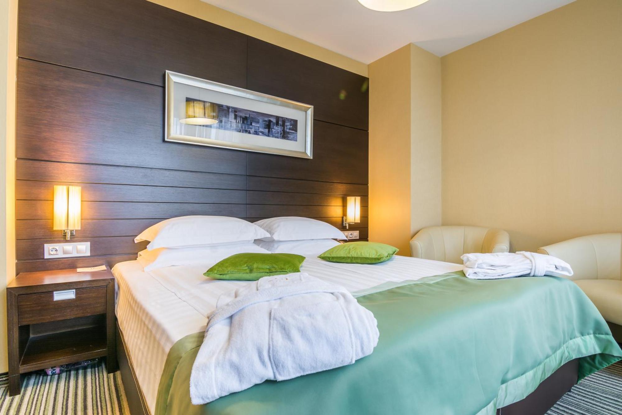Hotel Western Olives - Free Pool & Parking 4*