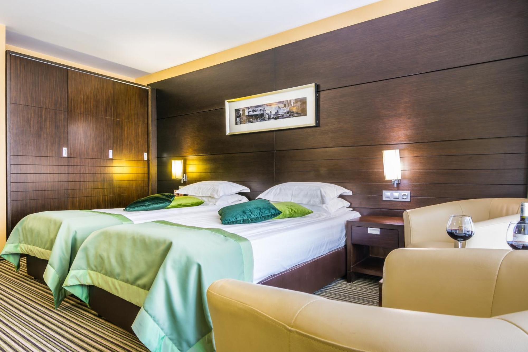 Hotel Western Olives - Free Pool & Parking